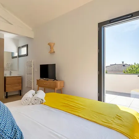 With Large Terrace Elegant Cozy Haven Apartamento
